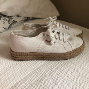 White Supergas with twine platform